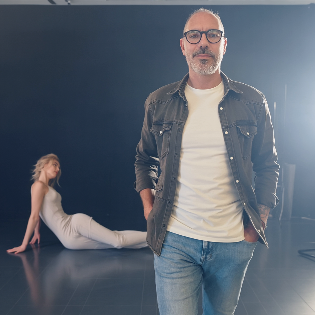 Luca Cavazzuti fotografo aziendale Modena al lavoro in studio